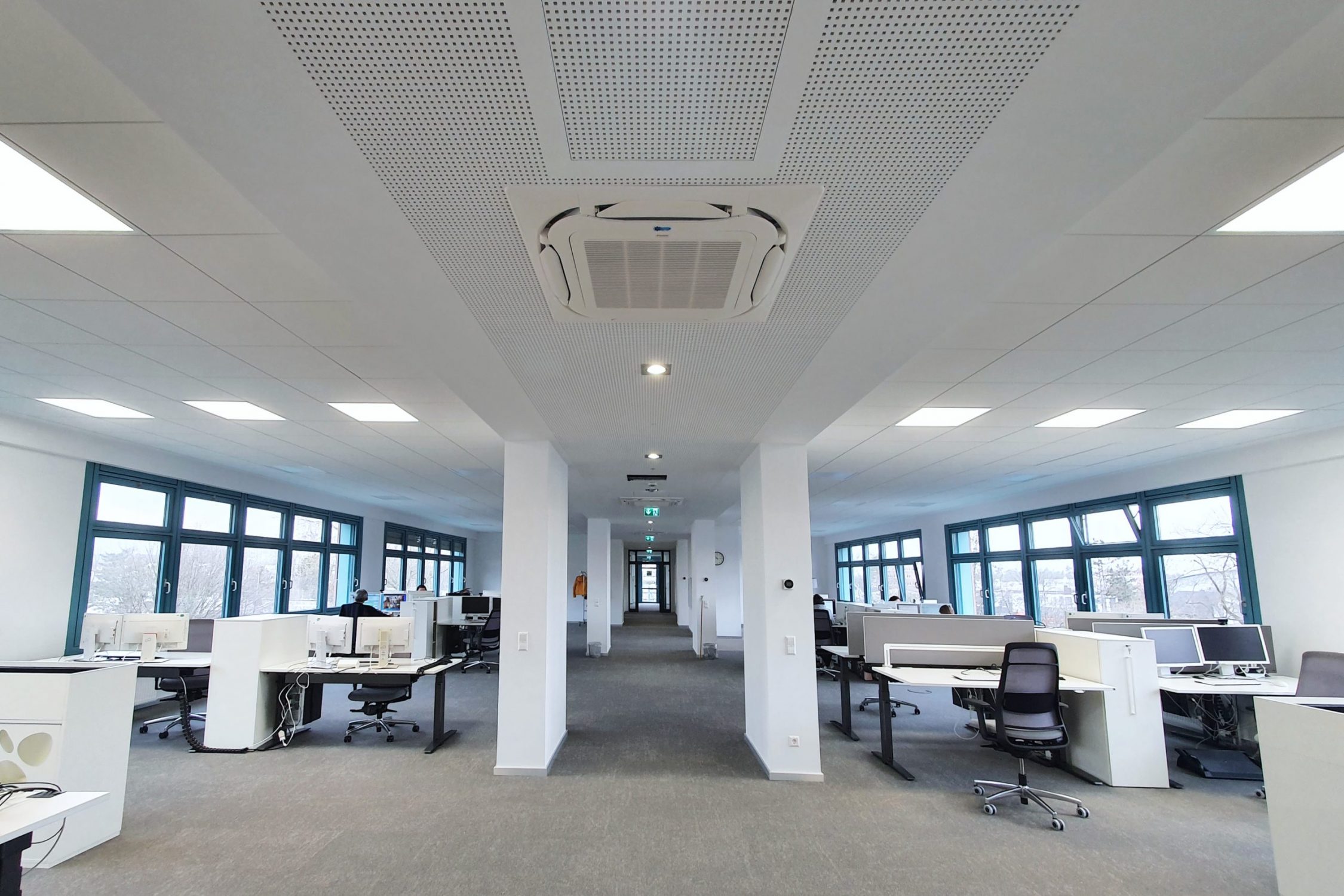 Großraumbüro mit Klimatisierung Großraumbüro mit Klimatisierung